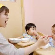 食事をする子どもたちの画像